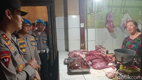 Warga mengantre membeli bahan pangam pokok di operasi pasar murah Polda Bali di Pasar Kreneng, Denpasar, Selasa (25/2/2025). (Aryo Mahendro/detikBali).
