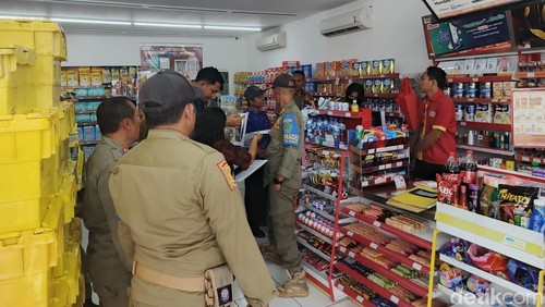 Sidak toko modern berjejaring di wilayah Kecamatan Jembrana, Kabupaten Jembrana, Bali, Selasa (25/2/2025). (Foto: I Putu Adi Budiastrawan/detikBali)