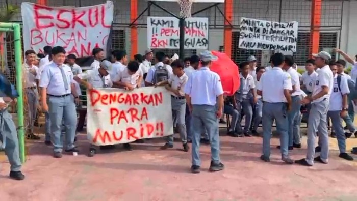 Ratusan siswa SMAN 11 Medan demo karena mengaku sering dibully kepala sekolah