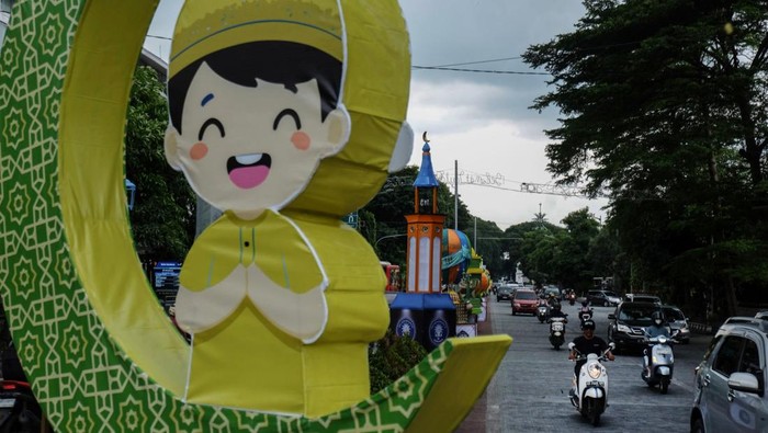Ramadan tinggal beberapa hari lagi. Pernak-pernik untuk menyambut bulan suci itu dipasang di sejumlah daerah, salah satunya Solo.