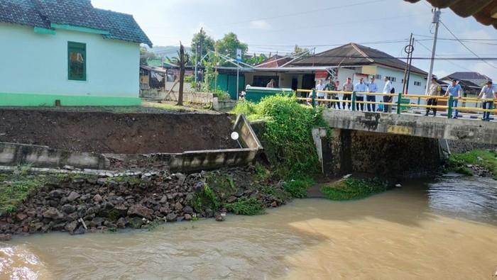 Penampakan talut Sungai Celeng yang ambrol di Pundung, Imogiri, Bantul, Senin (24/2/2025).