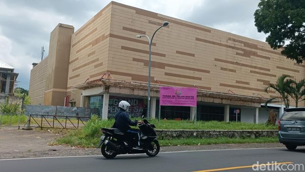 Tampak depan gedung Lombok City Center (LCC) di Gerimak, Lombok Barat, Nusa Tenggara Barat (NTB), Selasa (25/2/2025). (Foto: Edi Suryansyah/detikBali)