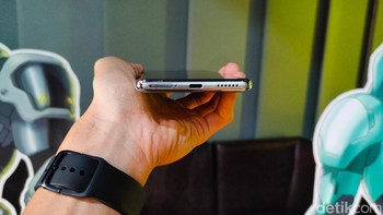 Kapasitas baterainya ialah 5.110 mAh dengan pengisian cepat 45W. Dirinya mengklaim, pengisian daya baterai dari 0% ke 100% hanya dibutuhkan waktu sekitar satu jam. Foto: (Panji Saputro/detikINET).
