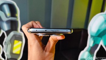 Poco telah meningkatkan kenyamanan dan keamanan pada Poco X7 5G. Dirinya bilang untuk pertama kalinya mereka menggunakan dual turn mode, agar grip lebih nyaman. Foto: (Panji Saputro/detikINET).