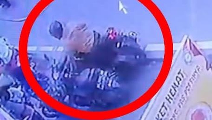 Tangkapan layar aksi jambret di Jalan Goa Ria, Kecamatan Biringkanaya, Kota Makassar terekam CCTV.
