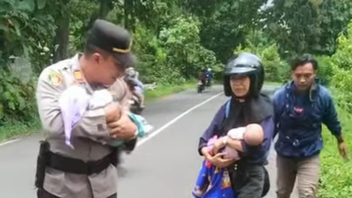 Tangkapan layar video saat Kapolsek Sentolo mengevakuasi korban kecelakaan lalu lintas.