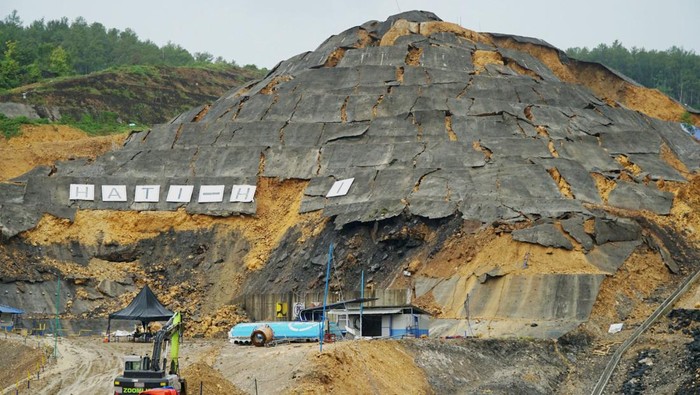Tebing Bendungan Bagong Trenggalek Longsor Kondisi kbangunan beton penguat dinding tebing (shotcrete) rusak parah akibat hujan deras di Bendungan Bagong, Trenggalek, Jawa Timur, Senin (24/2/2025). Lapisan shocrete di atas saluran pembuangan (spillway) Bendungan Bagong itu ambrol dengan luasan mencapai sekitar 2.100 meter persegi akibat hujan deras yang mengguyur wilayah tersebut pada Jumat (21/2/2025). ANTARA FOTO/Destyan Sujarwoko/foc.