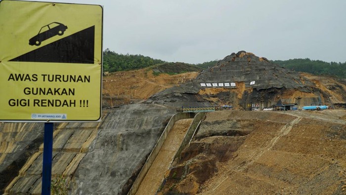 Kondisi kbangunan beton penguat dinding tebing (shotcrete) rusak parah akibat hujan deras di Bendungan Bagong, Trenggalek, Jawa Timur, Senin (24/2/2025). Lapisan shocrete di atas saluran pembuangan (spillway) Bendungan Bagong itu ambrol dengan luasan mencapai sekitar 2.100 meter persegi akibat hujan deras yang mengguyur wilayah tersebut pada Jumat (21/2/2025). ANTARA FOTO/Destyan Sujarwoko/foc.