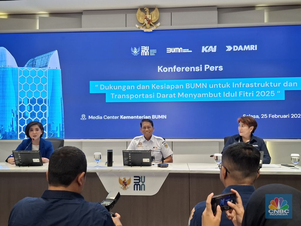 Tengah Dirut KAI Didiek Hartanyo, kanan Dirut Perum Damri Setia N Milatia Moemin, dalam acara konferensi pers persiapan masa angkutan lebaran 2025 dengan tema 