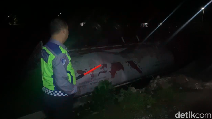 Truk bermuatan semen curah seberat 25 ton terperosok ke sawah setelah bahu jalan amblas di Maros.