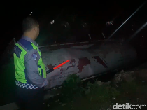 Jalanan Amblas di Maros, Truk Bermuatan 25 Ton Semen Curah Terjun ke Sawah