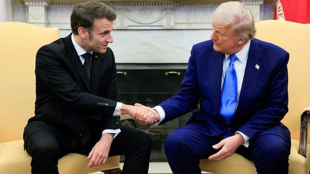 Trump dan Macron berjabat tangan saat bertemu di Gedung Putih, Washington DC, AS U.S. President Donald Trump shakes hands with French President Emmanuel Macron at the White House in Washington, D.C., U.S., February 24, 2025. REUTERS/Brian Snyder Purchase Licensing Rights