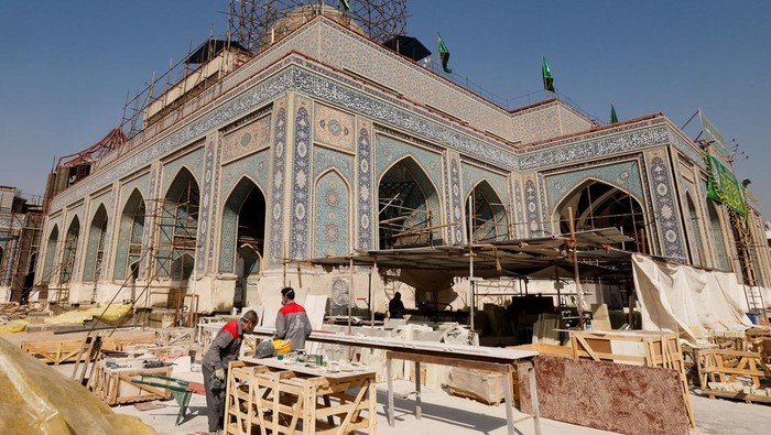 Ubin Buatan Tangan dari Karbala Irak Menjaga Seni Bersejarah Tetap Hidup People work on traditional ceramic tiles, adorned with Islamic calligraphy and phrases, in the holy city of Karbala, Iraq, February 11, 2025. These decorative tiles made of clay have been part of Kerbala's artistic heritage for centuries, embellishing old mosques and holy shrines. REUTERS/Alaa Al-Marjani