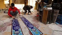 Ubin dekoratif yang terbuat dari tanah liat telah menjadi bagian dari warisan seni Karbala selama ratusan tahun, dan dapat ditemukan di masjid dan tempat-tempat suci.