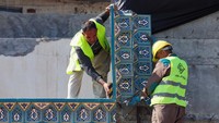 Kepala proyek di makam Imam Abbas, Diaa Al-Sayegh bercerita, sekitar 100 tahun yang lalu, menara masjid dibangun dengan ubin Karbala.