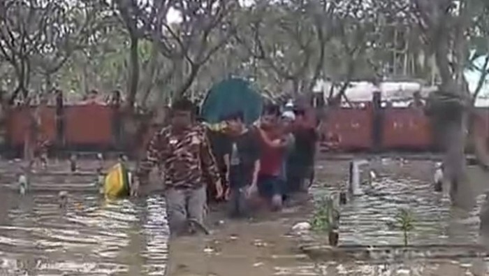 Viral video pemakaman jenazah saat banjir di Gresik.