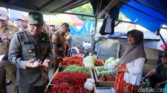 Wakil Bupati Bone Andi Akmal Pasluddin saat memantau harga pokok di pasar tradisional.