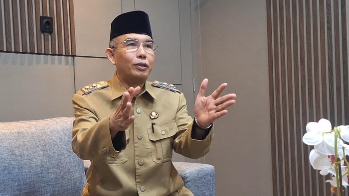 Wakil Wali Kota Mataram, TGH Mujiburrahman, saat diwawancarai di ruang kerjanya, Senin (24/2/2025). (Nathea Citra/detikBali)