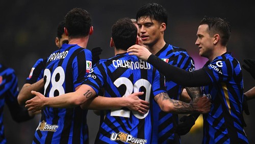 MILAN, ITALY - FEBRUARY 25: Hakan Calhanoglu (C) of FC Internazionale celebrates with teammates after scoring their teams second goal during the Quarter Final-Coppa Italia match beetween FC Internazionale and SS Lazio at Stadio Giuseppe Meazza on February 25, 2025 in Milan, Italy.  (Photo by Mattia Ozbot - Inter/Inter via Getty Images)