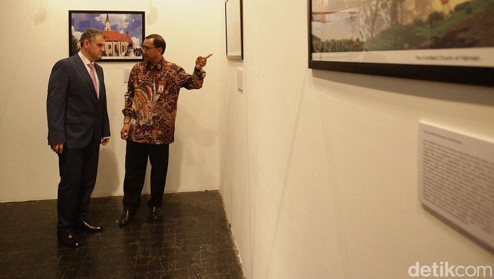 Pameran fotografi 75 tahun hubungan bilateral Indonesia-Romania digelar di Jakarta. Pameran tersebut diberi judul Treasures of Romania.