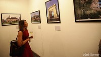 Pengunjung melihat foto-foto yang dipamerkan.  