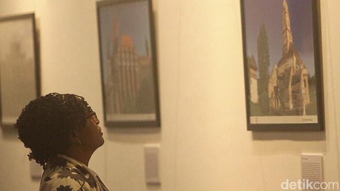 Pameran fotografi 75 tahun hubungan bilateral Indonesia-Romania digelar di Jakarta. Pameran tersebut diberi judul Treasures of Romania.