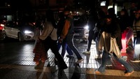 Selain itu lampu lalu lintas yang tidak berfungsi menyebabkan kemacetan parah.