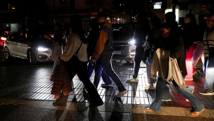 Ada Pemadaman Listrik, Ribuan Pengunjung Festival di Chile Bubar People leave the amphitheatre at the International Song Festival after the suspension of the performance during a blackout in Vina del Mar, Chile, February 25, 2025. REUTERS/Rodrigo Garrido