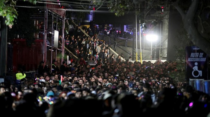 Ada Pemadaman Listrik, Ribuan Pengunjung Festival di Chile Bubar People leave the amphitheatre at the International Song Festival after the suspension of the performance during a blackout in Vina del Mar, Chile, February 25, 2025. REUTERS/Rodrigo Garrido