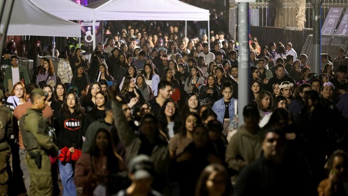 Ada Pemadaman Listrik, Ribuan Pengunjung Festival di Chile Bubar People leave the amphitheatre at the International Song Festival after the suspension of the performance during a blackout in Vina del Mar, Chile, February 25, 2025. REUTERS/Rodrigo Garrido