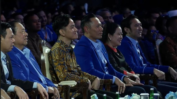 AHY dan Gibran duduk sebelahan di Kongres Demokrat