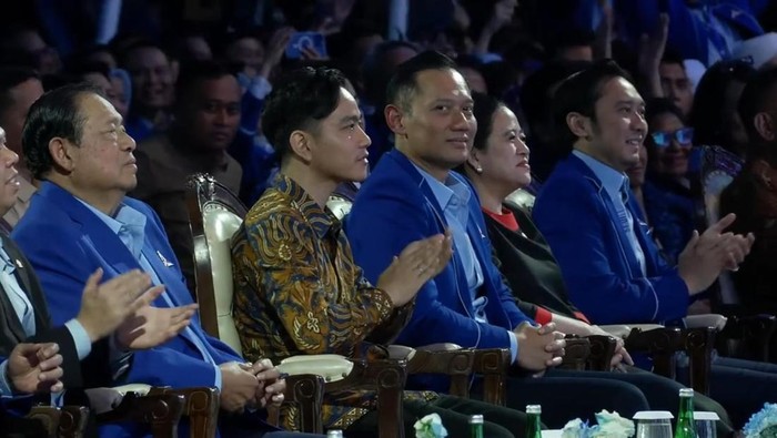 AHY dan Gibran duduk sebelahan di Kongres Demokrat