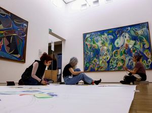 Aksi Ratusan Seniman Meniru Koleksi Museum Paris