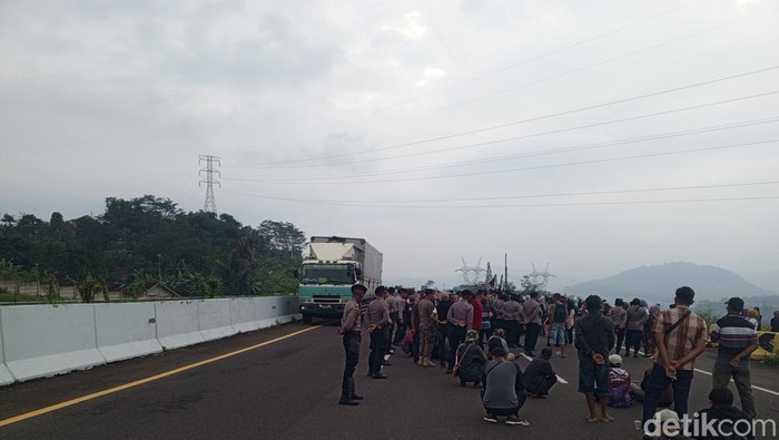 Aksi warga unjuk rasa di tol Cisumdawu.