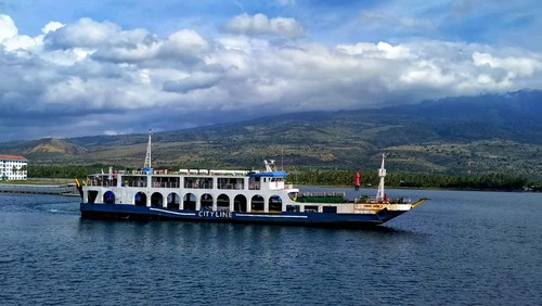 Aktivitas kapal di Pelabuhan Kayangan-Poto Tano, NTB. Ahmad Viqi/detikBali)