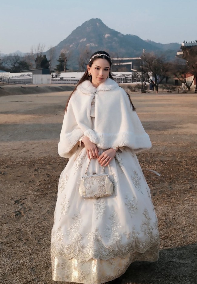 Melalui akun Instagram pribadinya Alyssa Daguise membagikan foto-foto dirinya saat mengenakan Hanbok musim dingin di Korea. Tampil cantik, pesona calon istri Al Ghazali itu langsung mencuri atensi. Foto: Instagram/@alyssadaguise