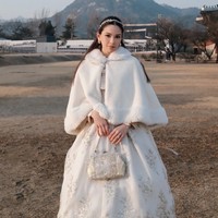 Melalui akun Instagram pribadinya Alyssa Daguise membagikan foto-foto dirinya saat mengenakan Hanbok musim dingin di Korea. Tampil cantik, pesona calon istri Al Ghazali itu langsung mencuri atensi. Foto: Instagram/@alyssadaguise