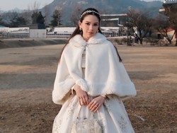 7 Foto Alyssa Daguise Pakai Hanbok Musim Dingin, Cantik Bak Putri Salju