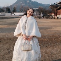 Alyssa tampil elegan dengan memilih Hanbok berwarna putih. Hanbok tersebut dipercantik dengan bordiran berwarna emas dan dilengkapi dengan cape bulu musim dingin yang juga berwarna putih. Foto: Instagram/@alyssadaguise