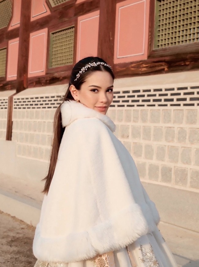 Penampilan Alyssa terlihat semakin cantik dengan pulasan makeup natural. Ia tampak mengaplikasikan wing liner tipis pada bagian kelopak matanya dan shading serta blush on pada bagian tulang pipinya. Untuk lipstiknya Alyssa memilih warna nude. Foto: Instagram/@alyssadaguise