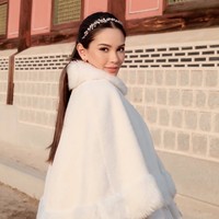 Penampilan Alyssa terlihat semakin cantik dengan pulasan makeup natural. Ia tampak mengaplikasikan wing liner tipis pada bagian kelopak matanya dan shading serta blush on pada bagian tulang pipinya. Untuk lipstiknya Alyssa memilih warna nude. Foto: Instagram/@alyssadaguise