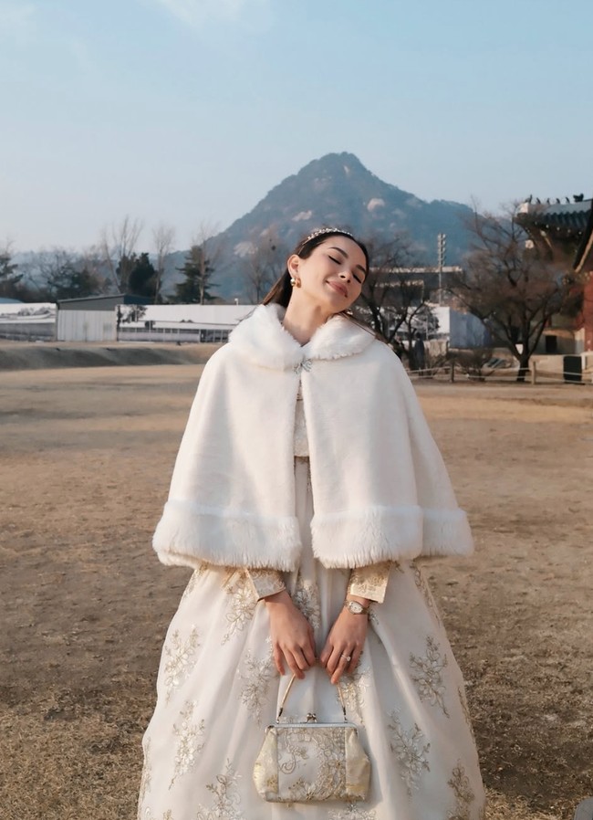 Alyssa juga tampak mengenakan beberapa aksesori, seperti, anting berwarna emas, jam tangan, serta cincin lamaran pemberian kekasihnya, Al Ghazali. Foto: Instagram/@alyssadaguise