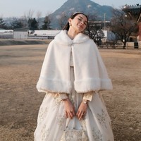 Alyssa juga tampak mengenakan beberapa aksesori, seperti, anting berwarna emas, jam tangan, serta cincin lamaran pemberian kekasihnya, Al Ghazali. Foto: Instagram/@alyssadaguise