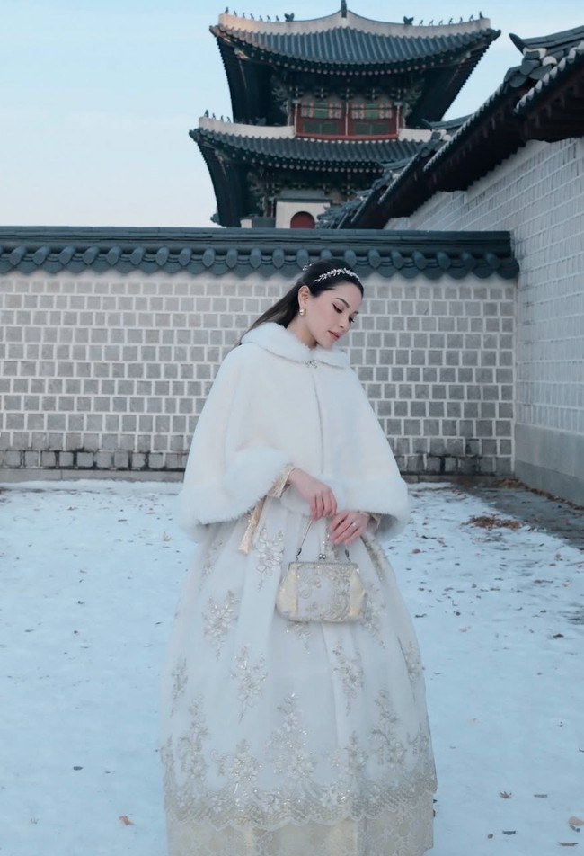 Berpose di tengah salju, banyak yang menyebut Alyssa bak Putri Salju kenakan Hanbok tersebut. like a snow white, komentar salah seorang netizen. Putri salju lagi di Korea kah? komentar lain. Kayak puteri salju di dongeng2, tulis lainnya. Foto: Instagram/@alyssadaguise
