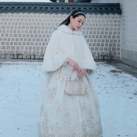 Berpose di tengah salju, banyak yang menyebut Alyssa bak Putri Salju kenakan Hanbok tersebut. like a snow white, komentar salah seorang netizen. Putri salju lagi di Korea kah? komentar lain. Kayak puteri salju di dongeng2, tulis lainnya. Foto: Instagram/@alyssadaguise
