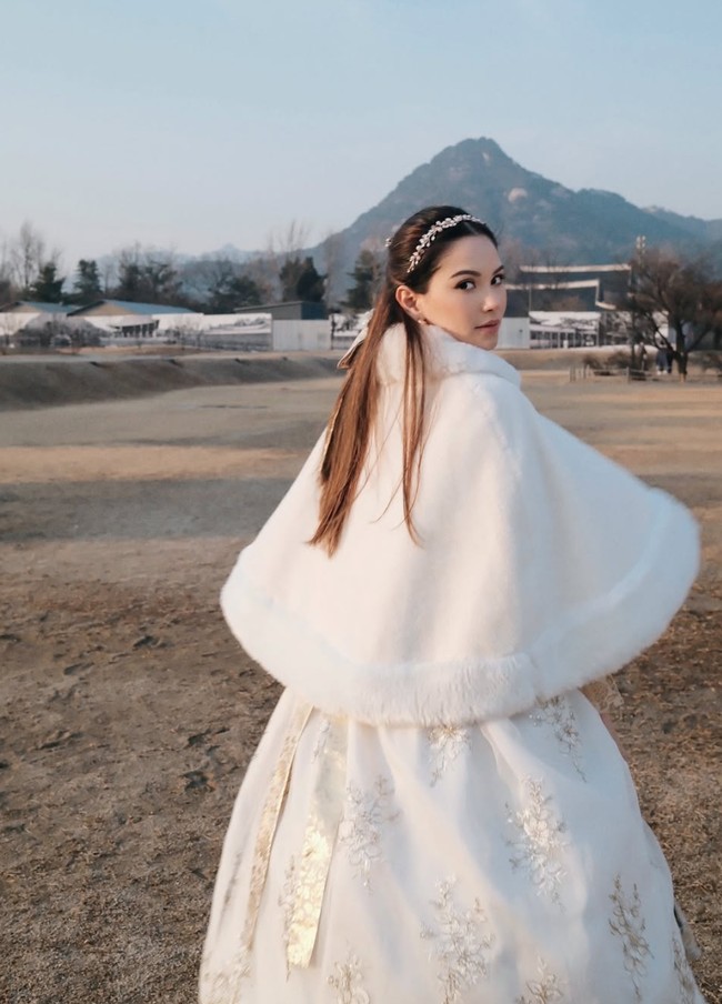 Rambut panjangnya tampak diikat setengah. Penampilannya itu dipercantik dengan head piece bertabur mutiara. Foto: Instagram/@alyssadaguise