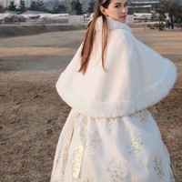 Rambut panjangnya tampak diikat setengah. Penampilannya itu dipercantik dengan head piece bertabur mutiara. Foto: Instagram/@alyssadaguise