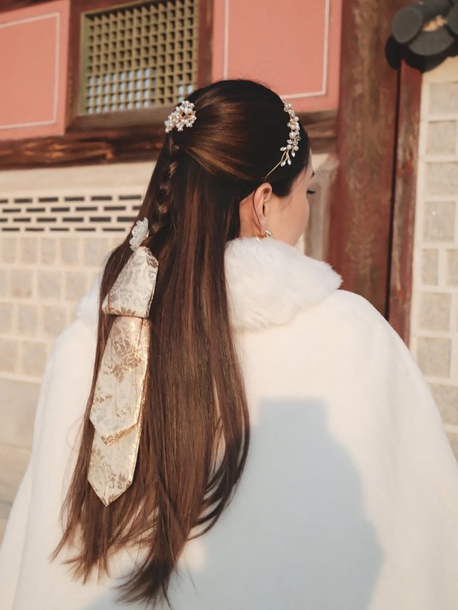 Dilihat dari belakang rambut Alyssa begitu cantik dengan kepangan dan beberapa aksesori tambahan. Foto: Instagram/@alyssadaguise