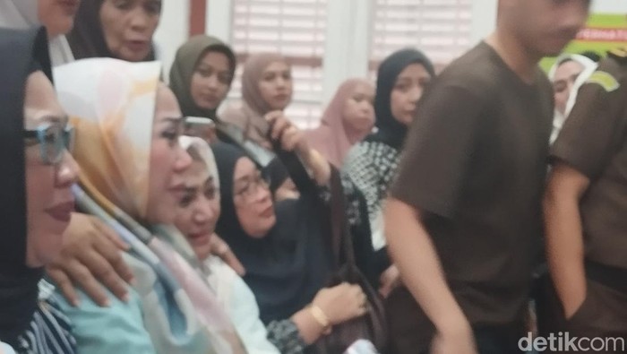 Keluarga korban calo pendaftaran taruna akademi kepolisian (Akpol) di Makassar, Sulawesi Selatan (Sulsel), menangis usai terdakwa Andi Fatmasari (35) divonis 4 tahun penjara.