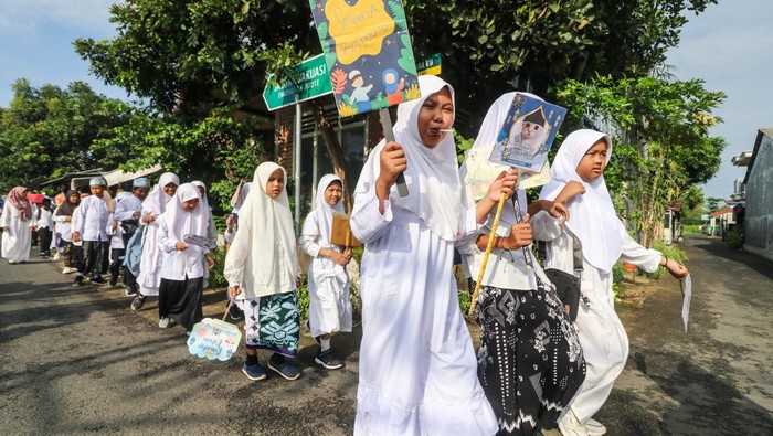 Pelajar Madrasah Ibtidaiyah Al-Hikmah mengikuti pawai menyambut bulan suci Ramadhan di Kabupaten Kediri, Jawa Timur, Rabu (26/2/2025). Kegiatan yang diselenggarakan secara serentak oleh Madrasah Ibtidaiyah di bawah naungan Kementerian Agama Kediri tersebut dalam rangka menyambut sekaligus memperkenalkan keistimewaan bulan Ramadhan kepada pelajar pada hari terakhir sekolah sebelum penerapan pembelajaran mandiri di rumah selama sepekan pada awal puasa. ANTARA FOTO/Prasetia Fauzani/agr *** Local Caption ***